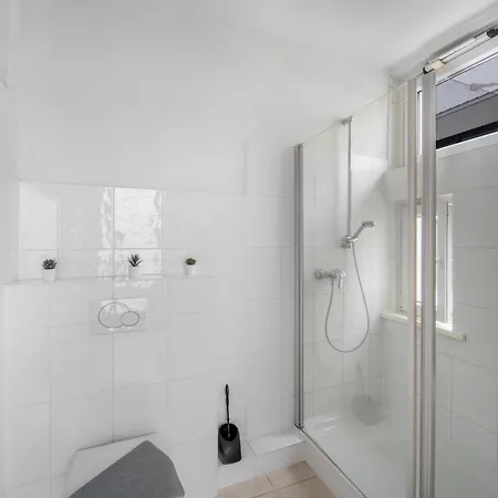 Moderne Mit Badewanne Und Kueche * Celle