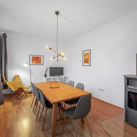 Moderne Mit Badewanne Und Kueche Apartment
