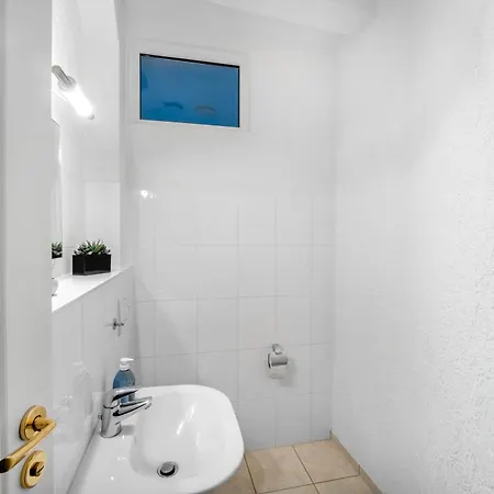 Moderne Mit Badewanne Und Kueche Apartment *